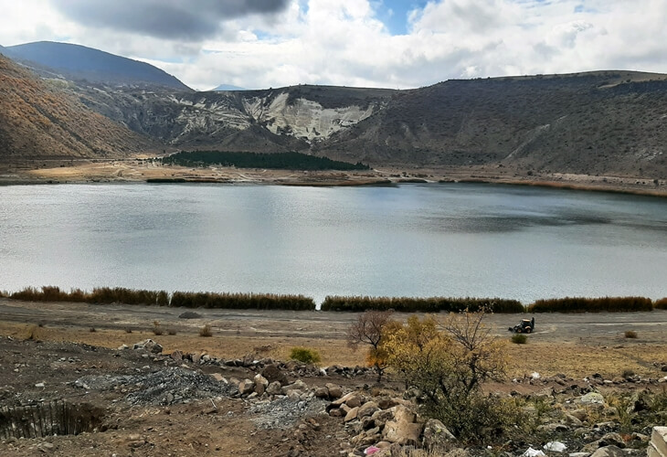 Kapadokya Narlıgöl Krater Gölü’nün bulutlu havadaki görünümü ve çevresindeki taşlık alan